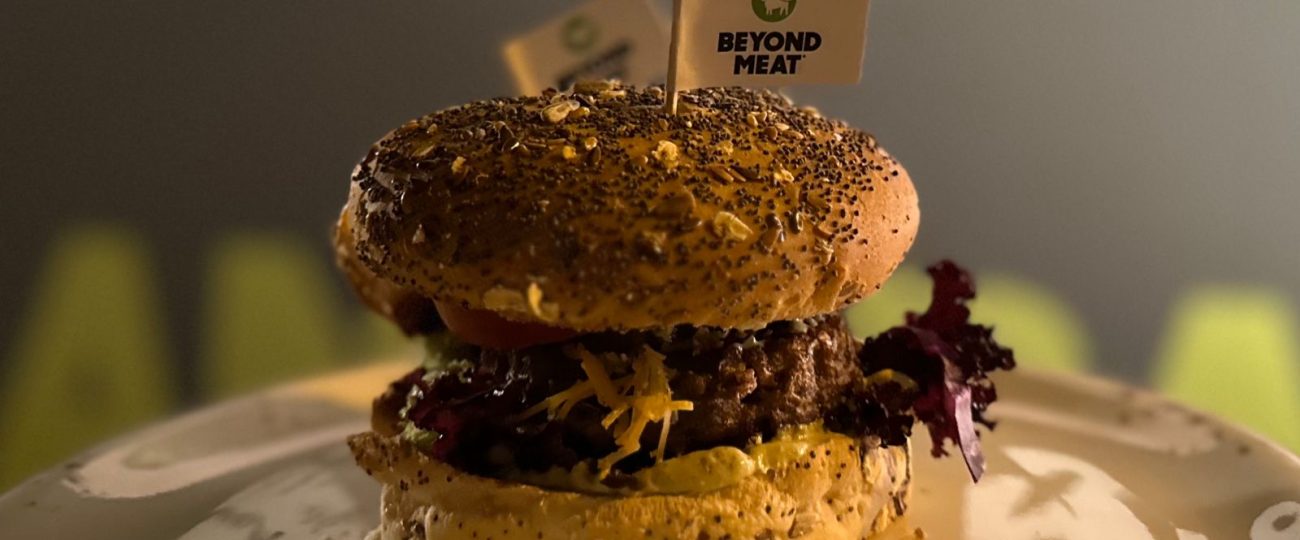 حفل عشاء من تنظيم مؤسسة أنطوان مسعود لإطلاق أحدث علاماتها التجارية النباتية، Beyond Meat وNurishh Cheese في مطعم Orenda