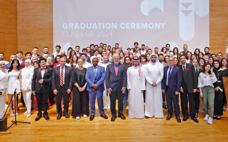 برنامج قطر للمنح الدراسية – التعليم فوق الجميع احتفل بتخريج مئة وعشرين من طلابه في الجامعة الأميركية في بيروت