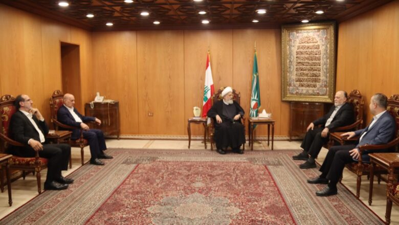 استقبل نائب رئيس المجلس الإسلامي الشيعي الأعلى العلامة الشيخ علي الخطيب قبل ظهر اليوم في مقر المجلس طريق المطار، وفدا من كتلة الوفاء للمقاومة