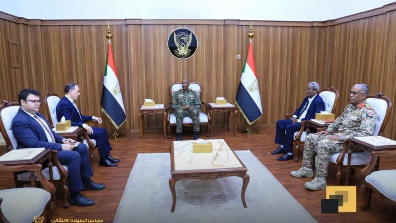رئيس مجلس السيادة  يلتقي السفير التركي لدى السودان