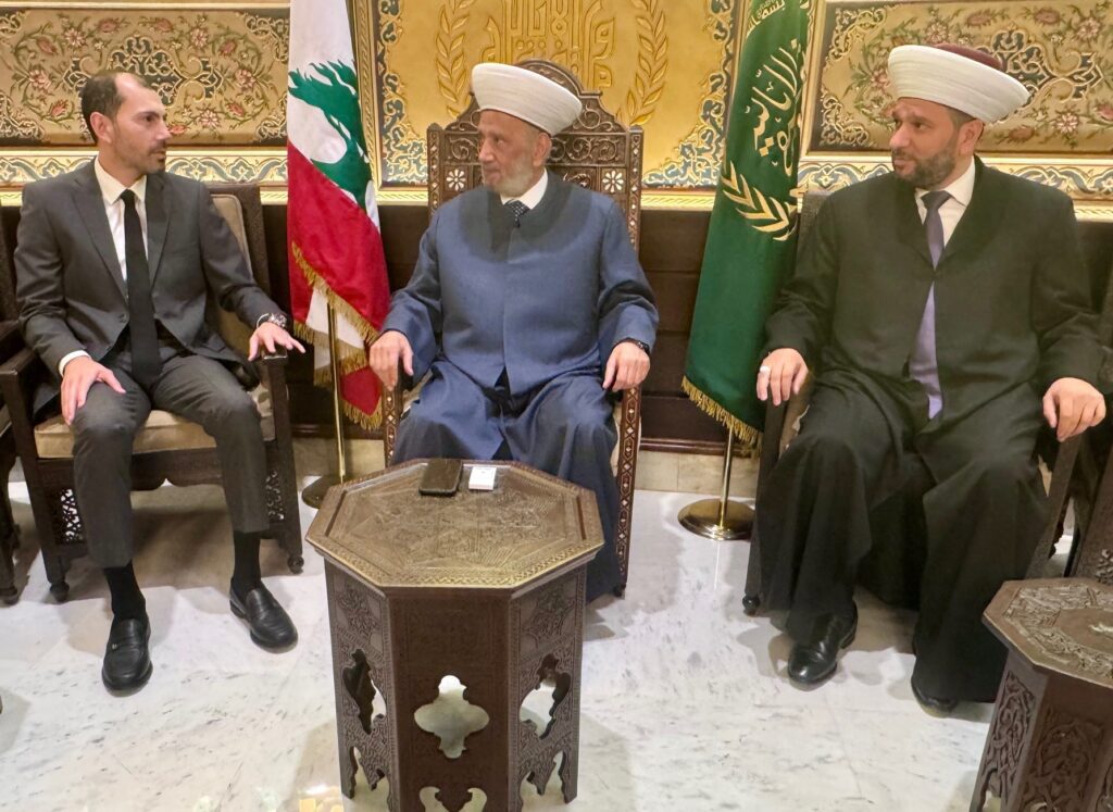 استقبل مفتي الجمهورية اللبنانية الشيخ عبد اللطيف دريان في دار الفتوى النائب أحمد الخير استقبل مفتي الجمهورية اللبنانية الشيخ عبد اللطيف دريان في دار الفتوى النائب أحمد الخير