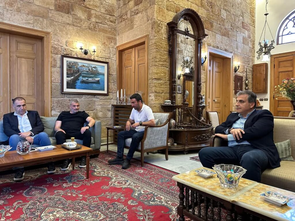 إستقبل رئيس التيار الوطني الحر النائب جبران باسيل رئيس بلدية قرطبا فادي مارتينوس في دارته في البترون. إستقبل رئيس التيار الوطني الحر النائب جبران باسيل رئيس بلدية قرطبا فادي مارتينوس في دارته في البترون.