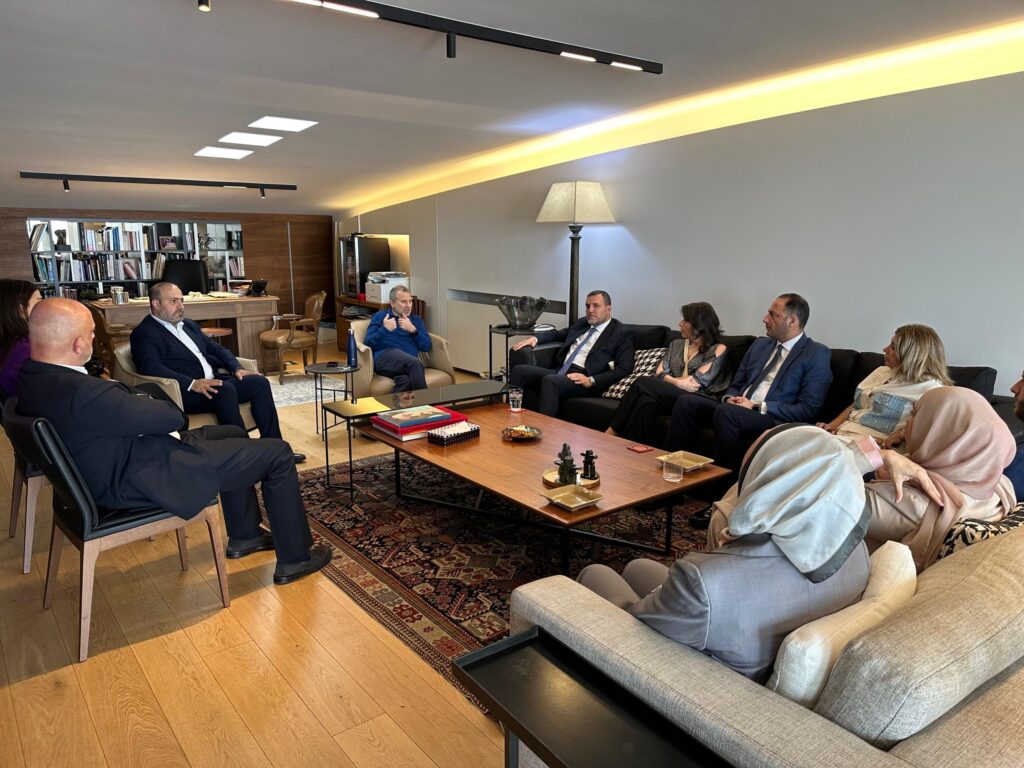 إستقبل رئيس التيار الوطني الحر النائب جبران باسيل لجنة الإغتراب في نقابة المحامين في بيروت برئاسة المحامي سامر بعلبكي إستقبل رئيس التيار الوطني الحر النائب جبران باسيل لجنة الإغتراب في نقابة المحامين في بيروت برئاسة المحامي سامر بعلبكي
