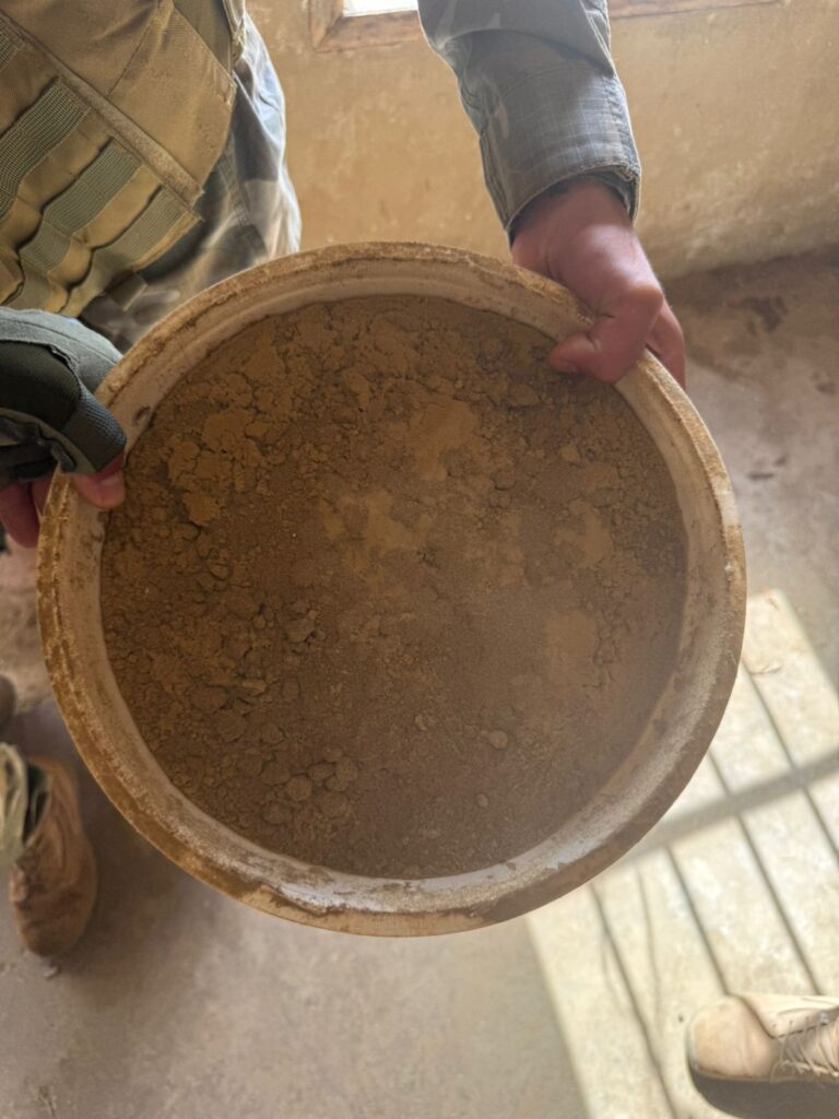 “الريجي” اكتشفت عمليات توضيب للحشيشة في مستودع داهمته بحثاً عن مصنوعات تبغية مهرّبة “الريجي” اكتشفت عمليات توضيب للحشيشة في مستودع داهمته بحثاً عن مصنوعات تبغية مهرّبة