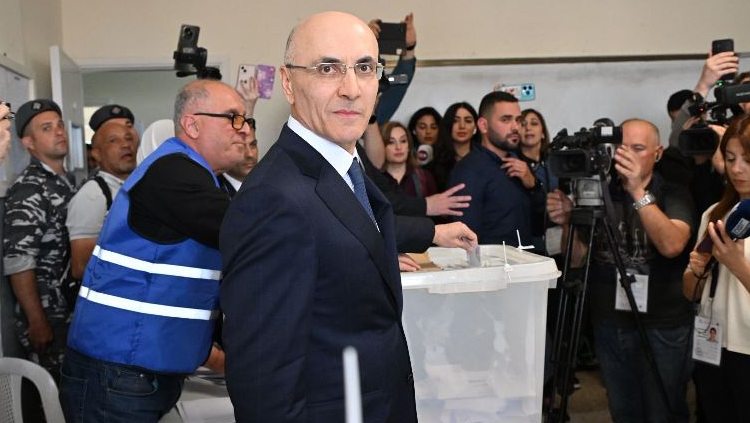 الحجار أدلى بصوته في شحيم: افترض تأجيل الاستحقاق في بلدية الناعمة بحسب القانون وتحديد موعد لانتخابات فرعية الحجار أدلى بصوته في شحيم: افترض تأجيل الاستحقاق في بلدية الناعمة بحسب القانون وتحديد موعد لانتخابات فرعية