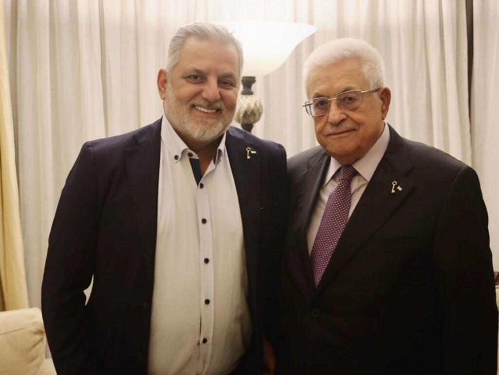 محمود عباس: “الدكتور وليد أبو دهن فخر للأمة العربية” محمود عباس: “الدكتور وليد أبو دهن فخر للأمة العربية”