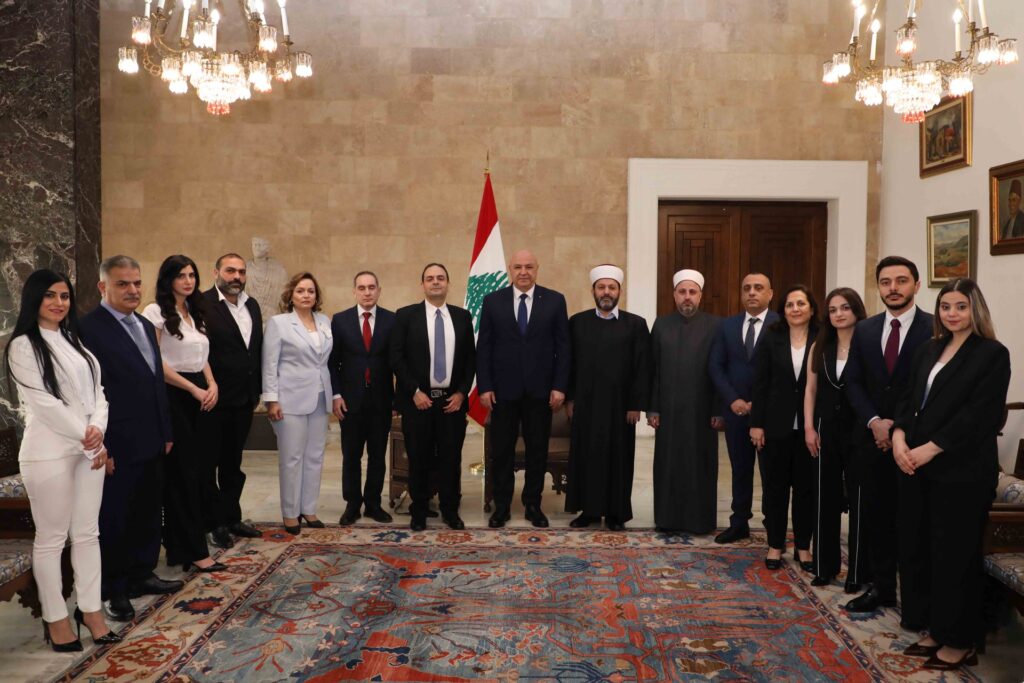 الرئيس عون استقبل النائب حيدر ناصر على رأس وفد: ثقافة المواطنة يجب ان تسود في لبنان وعلينا البناء على نجاح اللبنانيين في الخارج الرئيس عون استقبل النائب حيدر ناصر على رأس وفد: ثقافة المواطنة يجب ان تسود في لبنان وعلينا البناء على نجاح اللبنانيين في الخارج