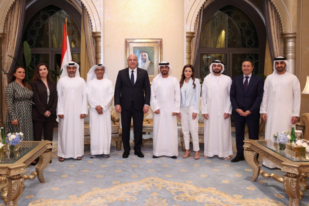 الرئيس عون التقى السفير دندن والعاملين في السفارة في ابو ظبي وتحدث مع رؤساء تحرير الصحف الاماراتية الرئيس عون التقى السفير دندن والعاملين في السفارة في ابو ظبي وتحدث مع رؤساء تحرير الصحف الاماراتية