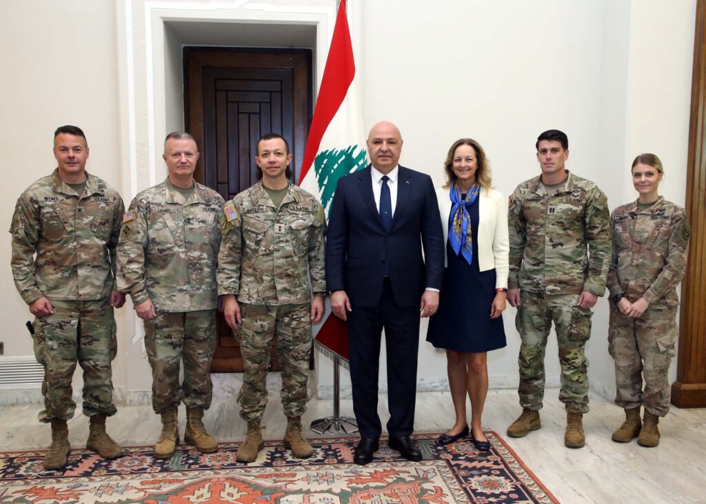 الرئيس عون خلال استقباله الرئيس الجديد للجنة الاشراف على تنفيذ آلية وقف إطلاق النار: لمواصلة الضغط على إسرائيل لوقف اعتداءاتها والانسحاب من التلال التي تحتلها وإعادة الاسرى الرئيس عون خلال استقباله الرئيس الجديد للجنة الاشراف على تنفيذ آلية وقف إطلاق النار: لمواصلة الضغط على إسرائيل لوقف اعتداءاتها والانسحاب من التلال التي تحتلها وإعادة الاسرى