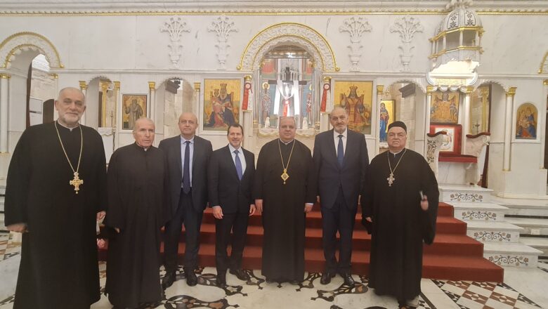المطران إبراهيم عرض الأوضاع مع الوزير كمال شحادة