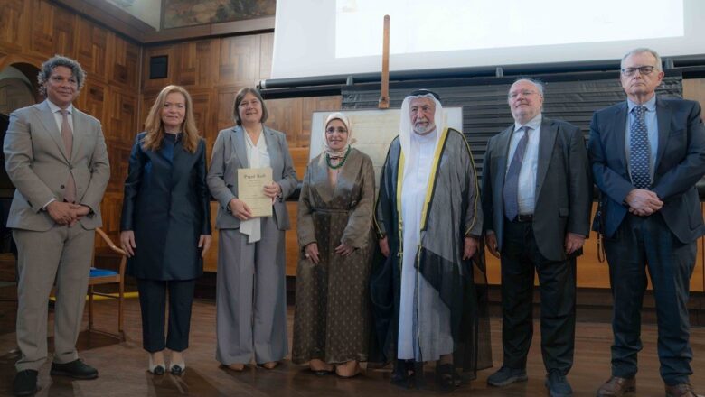 حاكم الشارقة يهدي جامعة القلب المقدس الكاثوليكية في ميلانو مخطوطاً تاريخياً نادراً وكتاب “مرسوم بابوي”
