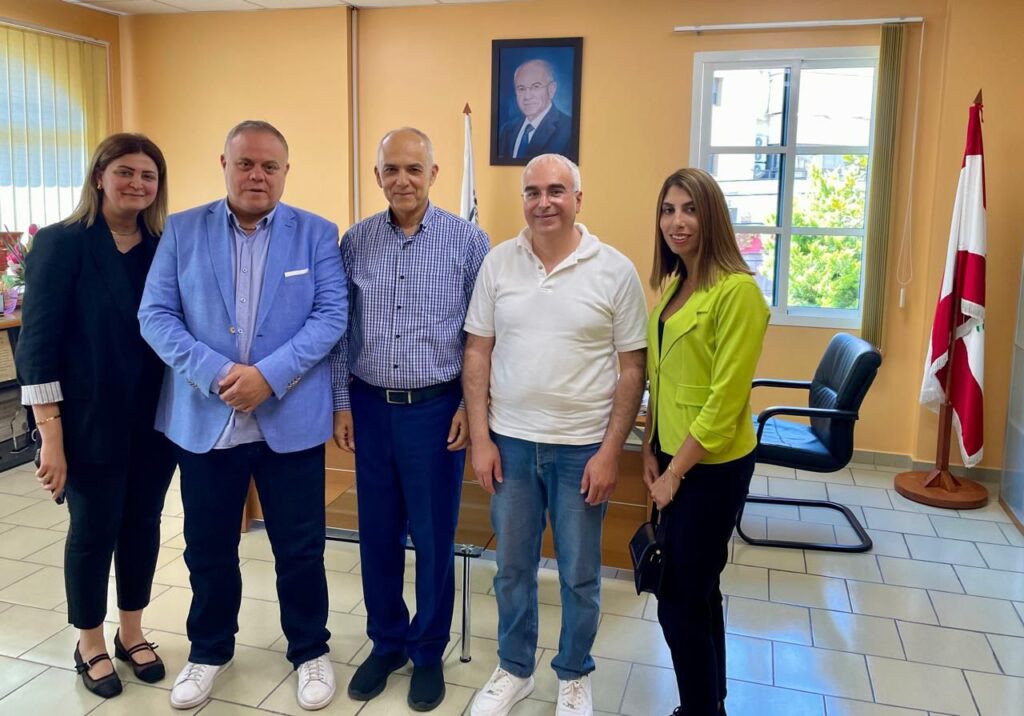 د. خالد مراد يستقبل الأستاذ وهيب سيقلي صاحب مدرسة غاردن سيتي د. خالد مراد يستقبل الأستاذ وهيب سيقلي صاحب مدرسة غاردن سيتي