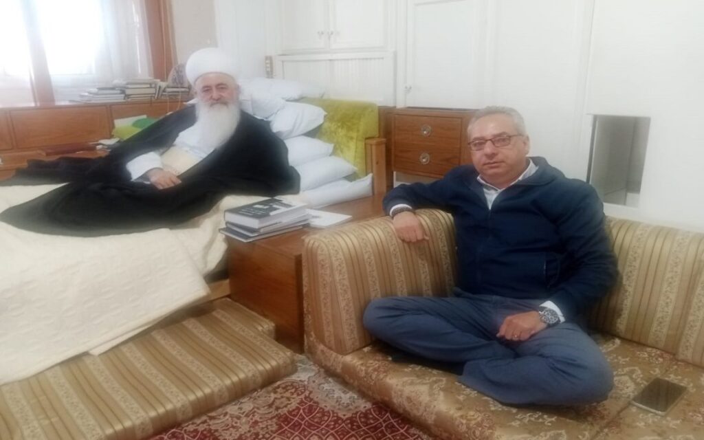 د. هشام الأعور يزور المرجع الروحي الشيخ أمين الصايغ ويقدم له كتابه الصادر مؤخراً د. هشام الأعور يزور المرجع الروحي الشيخ أمين الصايغ ويقدم له كتابه الصادر مؤخراً