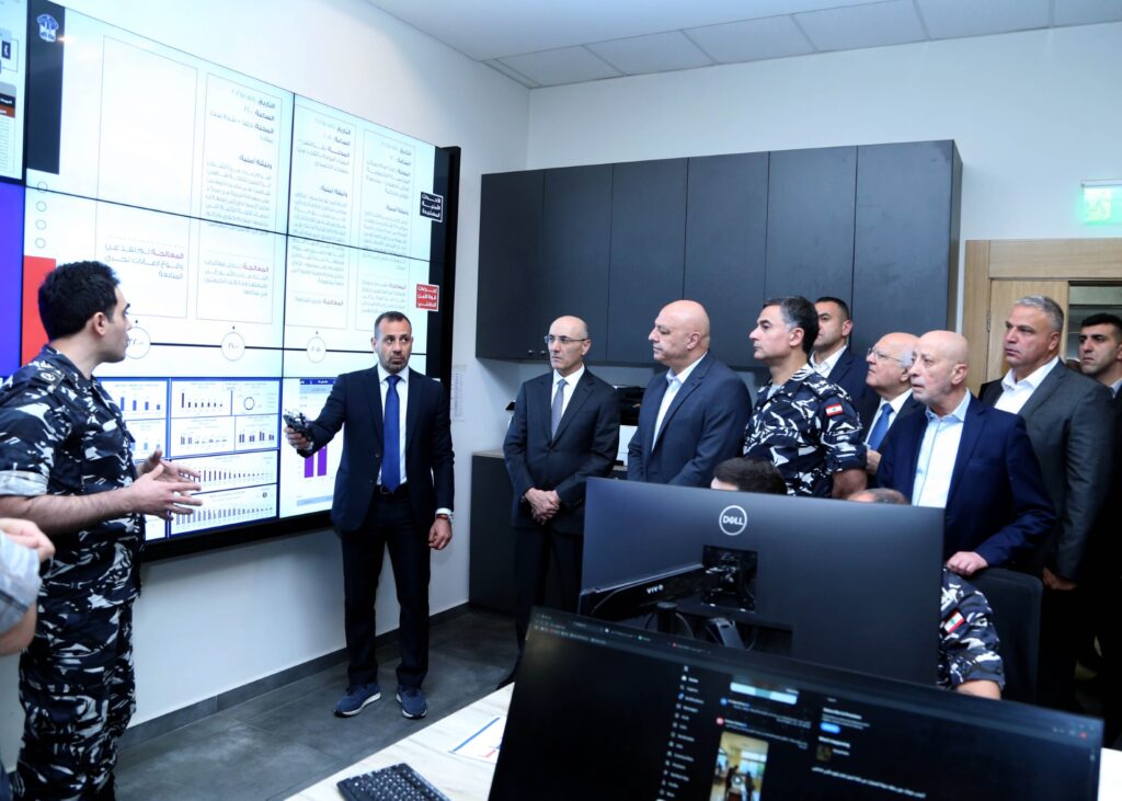 رئيس الجمهورية تفقد غرفة العمليات في قوى الأمن الداخلي في بيروت لمتابعة المرحلة الثانية من الانتخابات البلدية والإختيارية في محافظتي الشمال وعكار رئيس الجمهورية تفقد غرفة العمليات في قوى الأمن الداخلي في بيروت لمتابعة المرحلة الثانية من الانتخابات البلدية والإختيارية في محافظتي الشمال وعكار