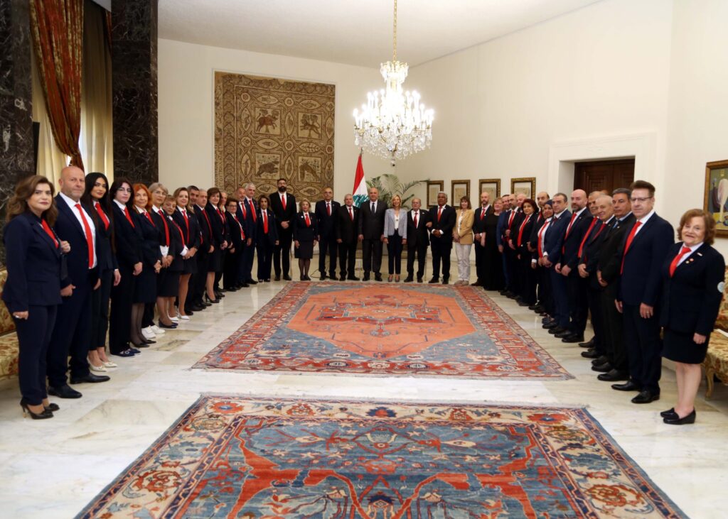 لمناسبة الثامن من أيار اليوم العالمي للصليب الأحمر والهلال الأحمر: الرئيس عون دعا اللبنانيين لدعم الصليب الأحمر اللبناني كي يبقى صمام أمان وملاذا آمنا في احلك الظروف واصعبها لمناسبة الثامن من أيار اليوم العالمي للصليب الأحمر والهلال الأحمر: الرئيس عون دعا اللبنانيين لدعم الصليب الأحمر اللبناني كي يبقى صمام أمان وملاذا آمنا في احلك الظروف واصعبها
