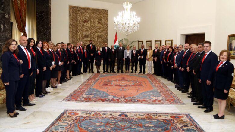 لمناسبة الثامن من أيار اليوم العالمي للصليب الأحمر والهلال الأحمر: الرئيس عون دعا اللبنانيين لدعم الصليب الأحمر اللبناني  كي يبقى صمام أمان وملاذا آمنا  في احلك الظروف واصعبها