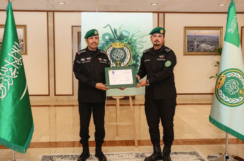 معالي رئيس الحرس الملكي يتسلم شهادة الاعتماد الأكاديمي العسكري الكامل معالي رئيس الحرس الملكي يتسلم شهادة الاعتماد الأكاديمي العسكري الكامل