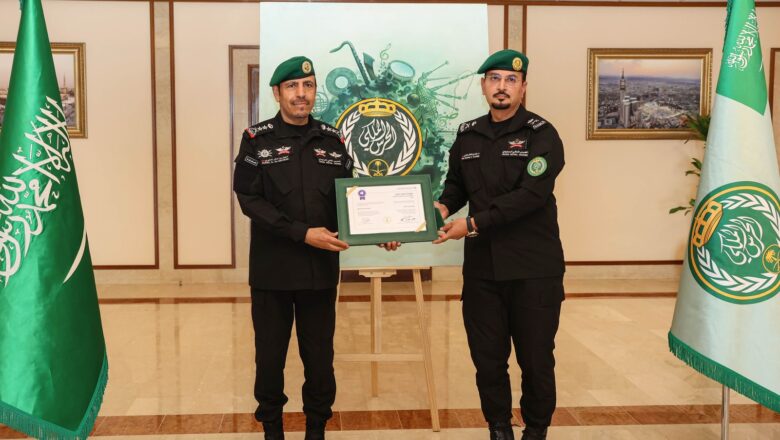 معالي رئيس الحرس الملكي يتسلم شهادة الاعتماد الأكاديمي العسكري الكامل