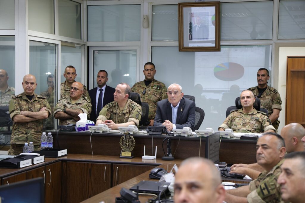 معالي وزير الدفاع من غرفة العمليات قيادة الجيش (معالي وزير الدفاع من غرفة عمليات قيادة الجيش) معالي وزير الدفاع من غرفة العمليات قيادة الجيش (معالي وزير الدفاع من غرفة عمليات قيادة الجيش)