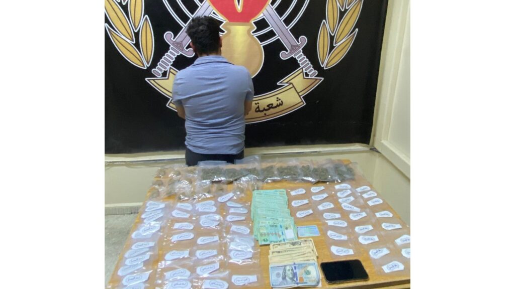 ينشط بتجارة وترويج المخدرات بين الدامور والأولي وشعبة المعلومات أوقفته وضبطت بحوزته كميّة منها ينشط بتجارة وترويج المخدرات بين الدامور والأولي وشعبة المعلومات أوقفته وضبطت بحوزته كميّة منها