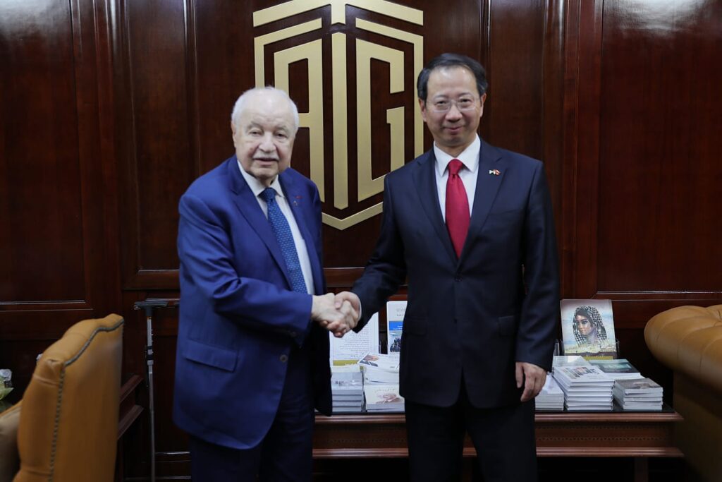 الدكتور طلال أبوغزاله يستقبل السفير الصيني لدى الاردن بمناسبة انتهاء مهام عمله في المملكة الدكتور طلال أبوغزاله يستقبل السفير الصيني لدى الاردن بمناسبة انتهاء مهام عمله في المملكة