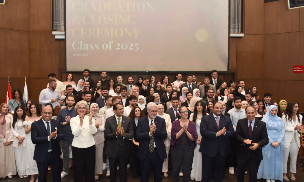برنامج قطر للمنح الدراسية – التعليم فوق الجميع في الجامعة الأميركية في بيروت يحتفل بتخريج 93 طالبًا برنامج قطر للمنح الدراسية – التعليم فوق الجميع في الجامعة الأميركية في بيروت يحتفل بتخريج 93 طالبًا