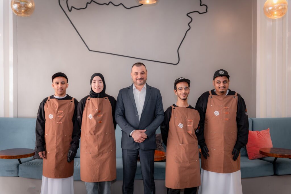 شركة الإمارات للسيارات توظف مواطنين إماراتيين من أصحاب الهمم عبر مبادرة “بي كافيه شركة الإمارات للسيارات توظف مواطنين إماراتيين من أصحاب الهمم عبر مبادرة “بي كافيه