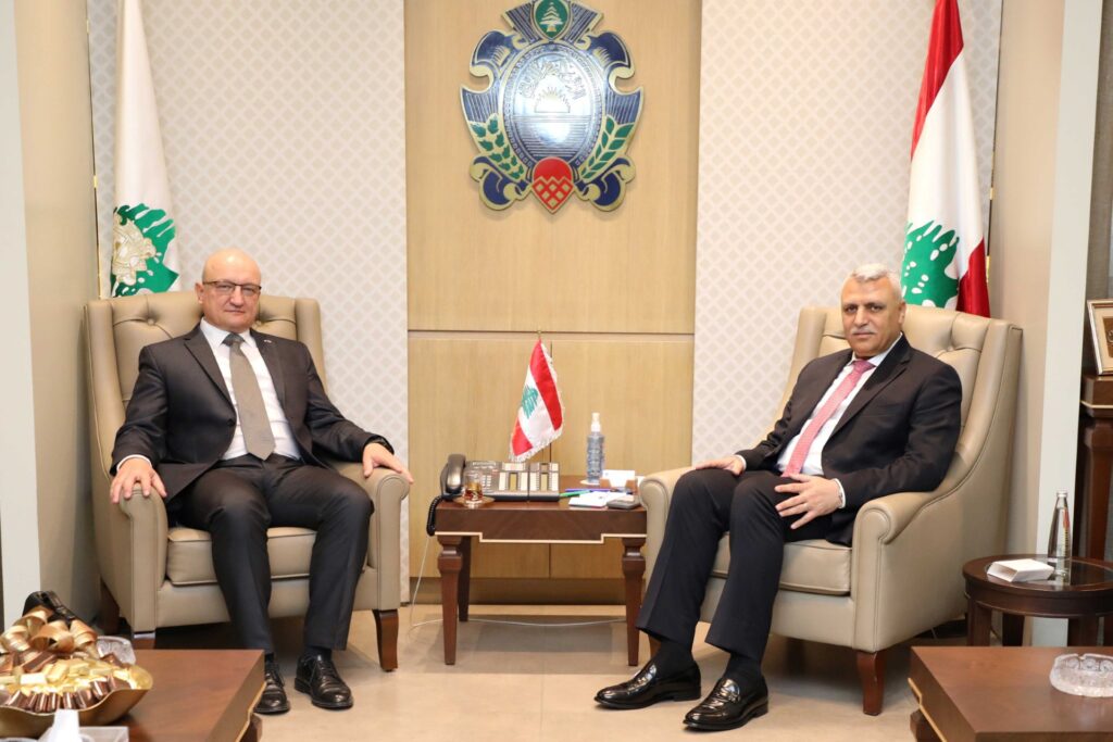 استقبل المدير العام للأمن العام اللواء حسن شقير في مكتبه الملحق العسكري للجمهورية التشيكية استقبل المدير العام للأمن العام اللواء حسن شقير في مكتبه الملحق العسكري للجمهورية التشيكية