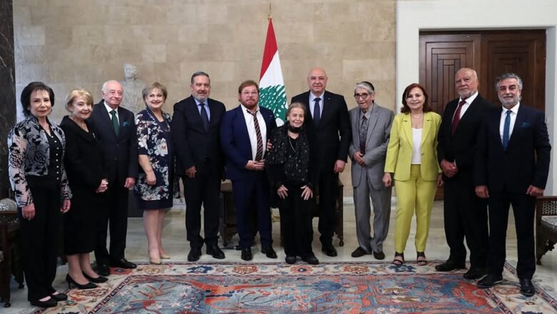 الرئيس عون يستقبل وفد مهرجان “الزمن الجميل”: تكريم عمالقة الفن واجب وطني