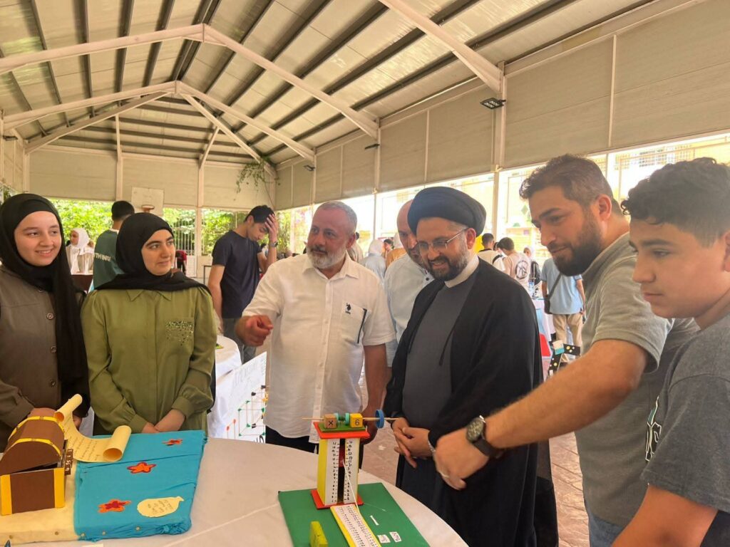 السيد جعفر فضل الله مفتتحا المعرض السنوي في ثانوية الصادق(ع) في جويا: ثقتنا كبيرة بهذا الجيل الذي سينهض بهذا الوطن على مختلف المستويات السيد جعفر فضل الله مفتتحا المعرض السنوي في ثانوية الصادق(ع) في جويا: ثقتنا كبيرة بهذا الجيل الذي سينهض بهذا الوطن على مختلف المستويات