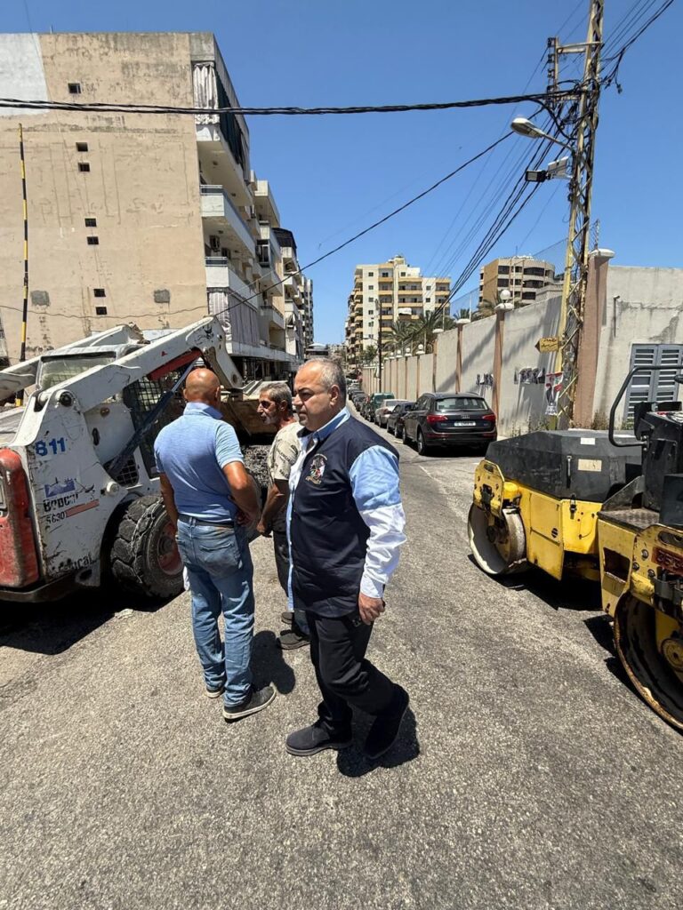 السيد عامر عفيف معطي يُطلق المرحلة الثانية من مبادرة تزفيت الطرقات في صيدا: نحو بنى تحتية أفضل في الأحياء الشرقية والغربية السيد عامر عفيف معطي يُطلق المرحلة الثانية من مبادرة تزفيت الطرقات في صيدا: نحو بنى تحتية أفضل في الأحياء الشرقية والغربية