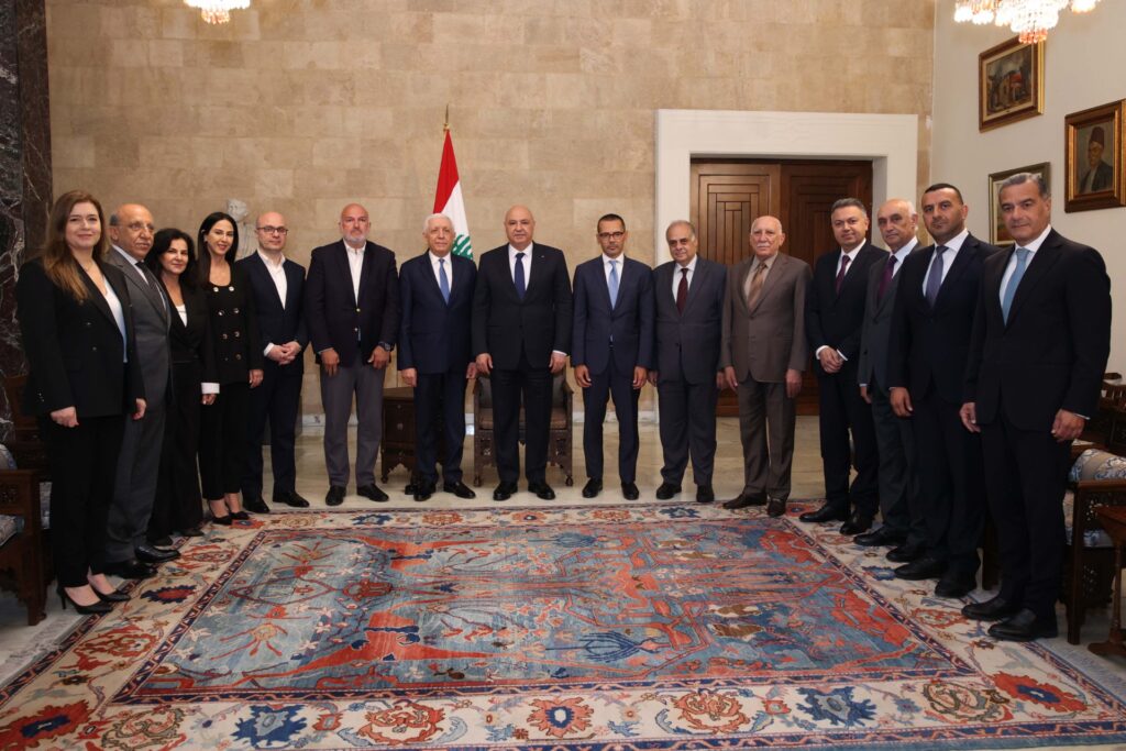 رئيس الجمهورية مستقبلاً نائب المدير الاقليمي للبنك الدولي رئيس الجمهورية مستقبلاً نائب المدير الاقليمي للبنك الدولي