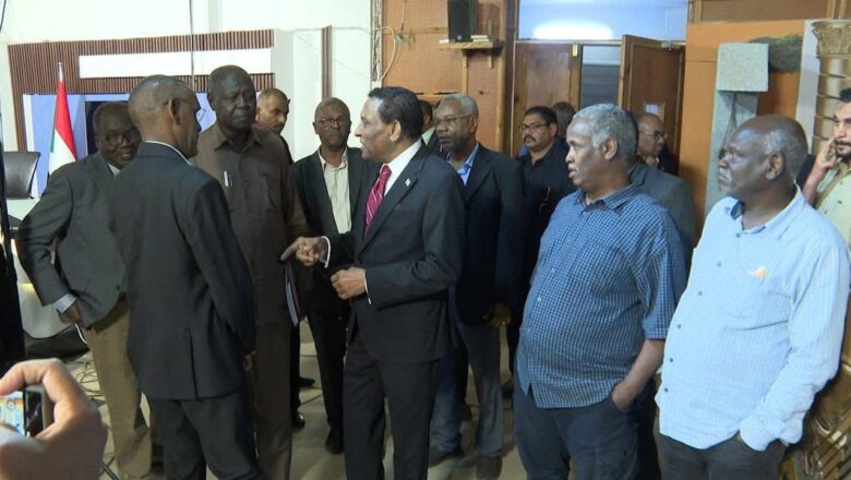 رئيس الوزراء يتفقد مقر التلفزيون ويؤكد إهتمام الحكومة بالمؤسسات الإعلامية القومية السودانية