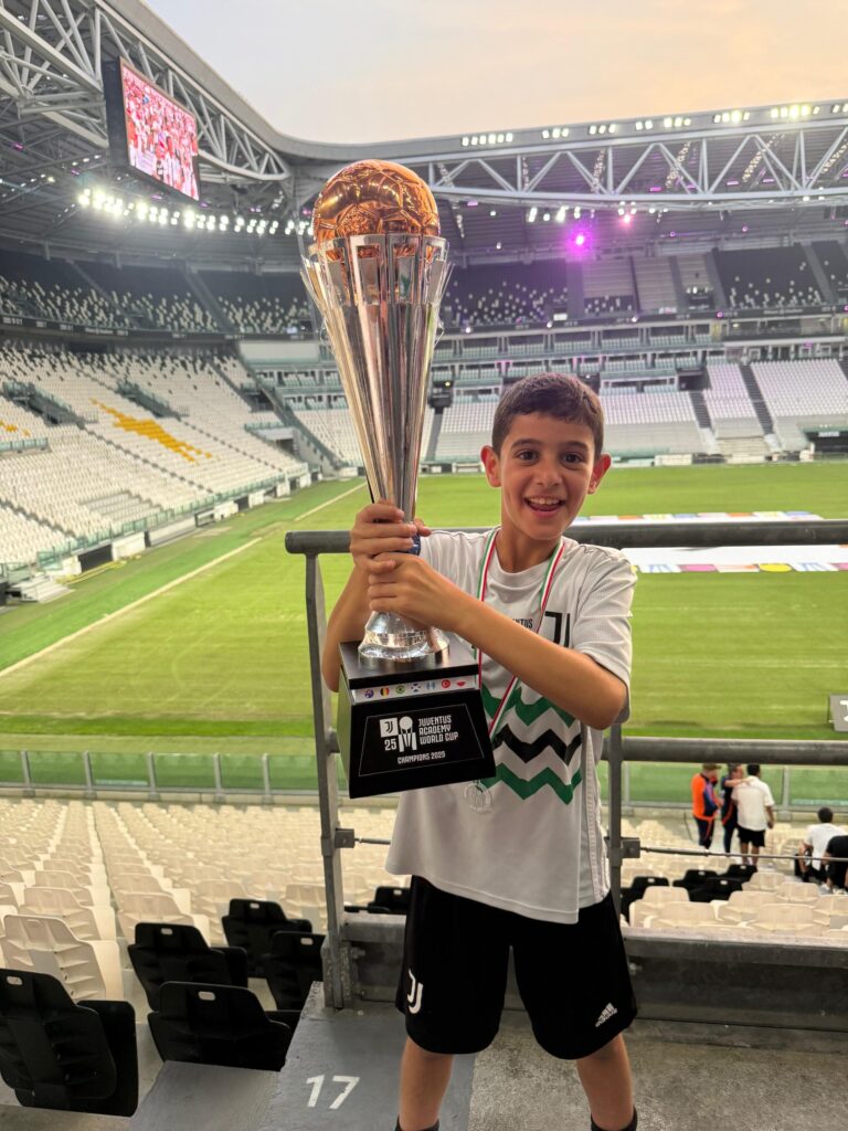 راين أبي نجم يتألّق عالمياً ويفوز ببطولة كأس العالم لأكاديميات جوفنتوس راين أبي نجم يتألّق عالمياً ويفوز ببطولة كأس العالم لأكاديميات جوفنتوس