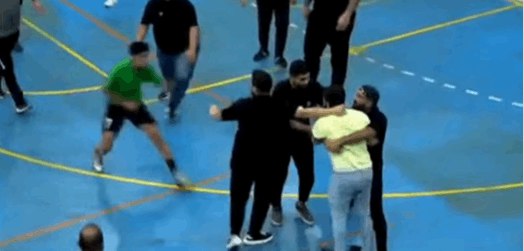 عراك واعتداء على حكم خلال مباراة رياضية في لبنان عراك واعتداء على حكم خلال مباراة رياضية في لبنان