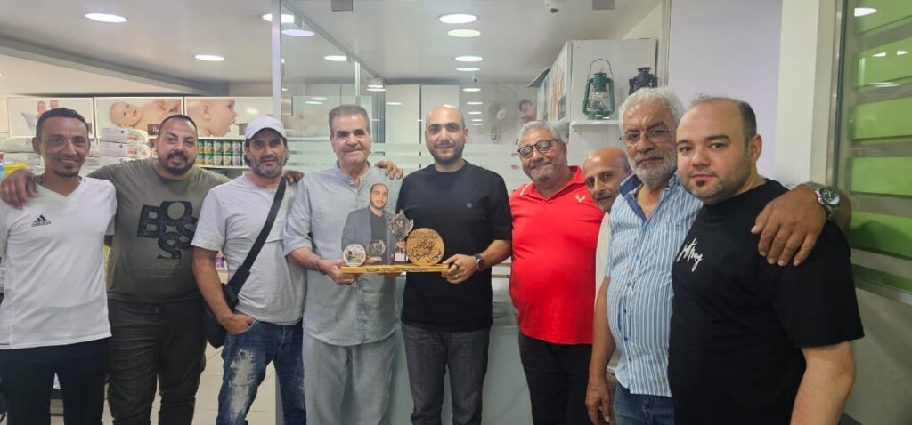 نادي الحرية يقدم درعًا تقديريًا للصيدلي عمر محمد مرجان نادي الحرية يقدم درعًا تقديريًا للصيدلي عمر محمد مرجان